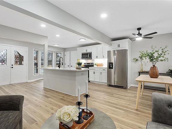 4th image of 211 SE Noeleen Ln