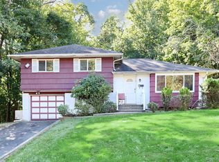 24 Hilltop Ln, Monsey, NY 10952