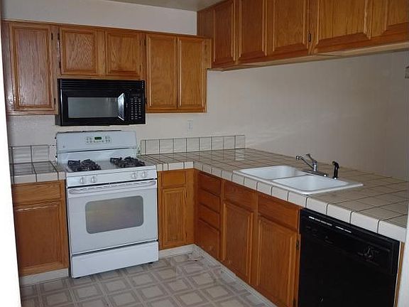 Nice Kitchen open to family room