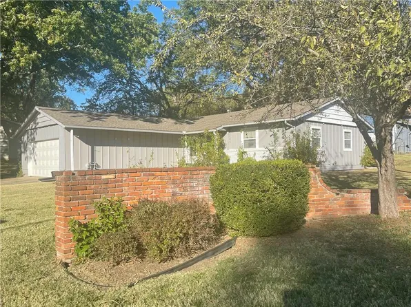 101 Hawthorne Dr, Belton, MO 64012