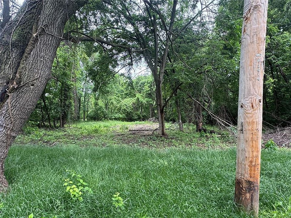2nd image of 3615 N Lydia Ave