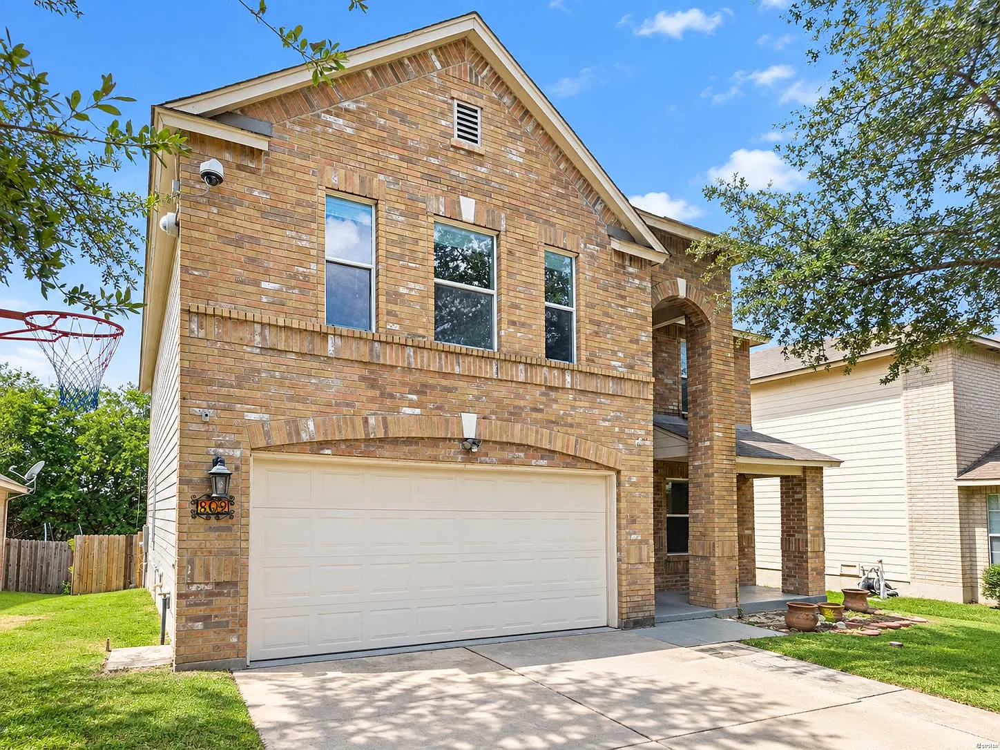4 bed, 2.5 bath, 3318 sqft, $2,100 — Photo 1