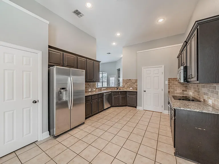 4548 Shamrock Dr — Photo 8