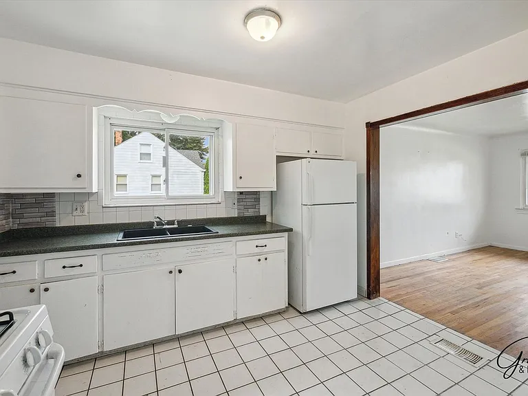 22843 Lambrecht Ave — Photo 6