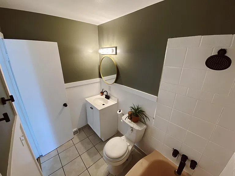 Another angle of the bathtroom.