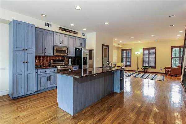 Sold by Avenue Sotheby's International Realty | media 18