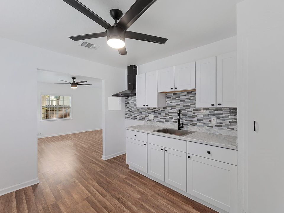 1st image of 404 Middle Ln