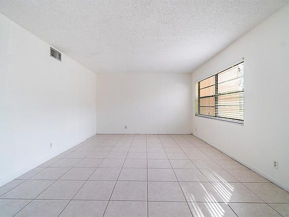 3rd image of 18 Seville Circle