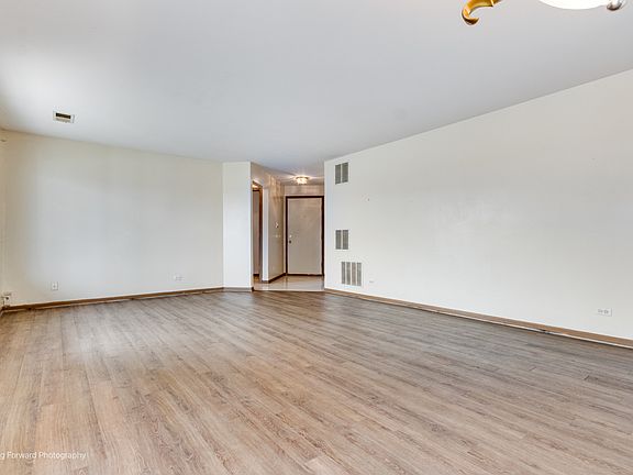 5th image of 315 Ashbury Ct APT 1