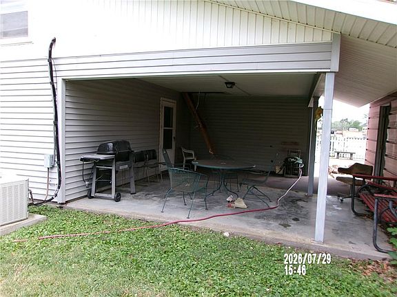 5th image of 220 W Garfield St
