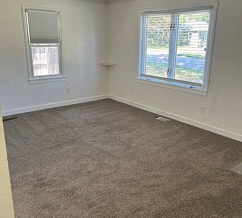3rd image of 810 Drury Ln
