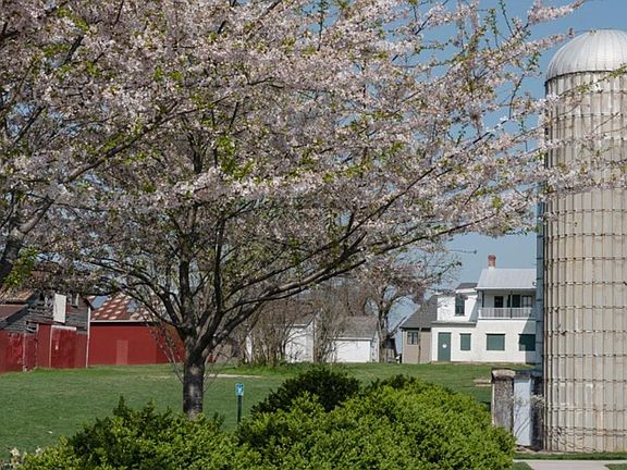 The Chase at Quince Orchard is conveniently located on Darnestown Road in the happening city of Gaithersburg, MD. This is a masterplan community that offers a welcoming atmosphere and close proximity to amazing boutiques and restaurants. Just a few miles