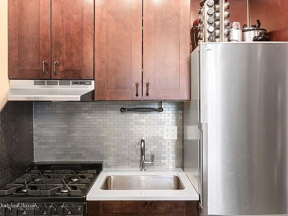4th image of 221 W 21st St APT 1A