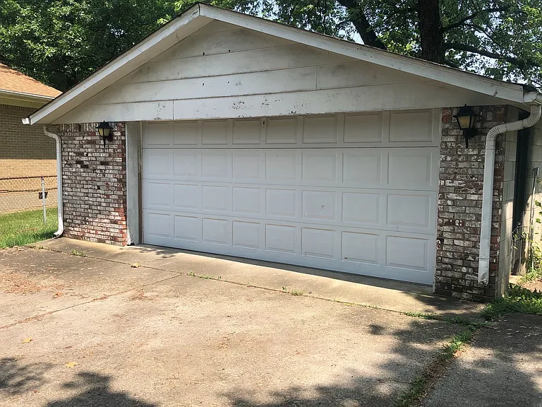 6201 Lynnchester Dr — Photo 2