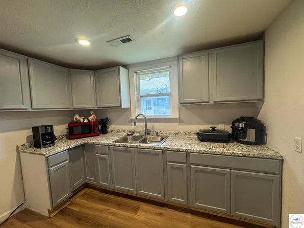 417 S Oak St, Versailles, MO 65084