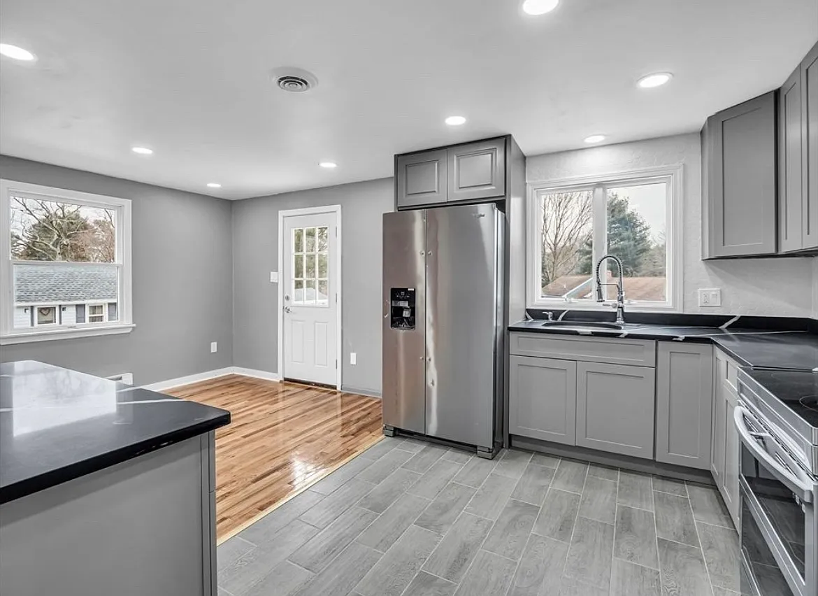 3 bed, 1018 sqft, $3,000 — Photo 4