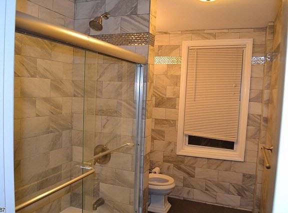 3rd image of 372 Bradford St