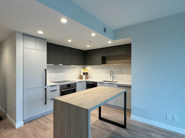 567 Emerson St, Coquitlam, BC