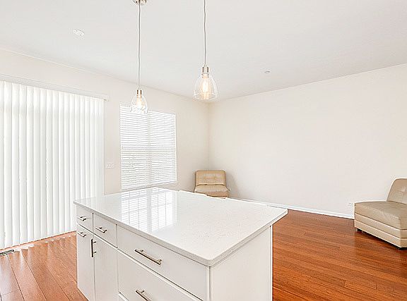 5th image of 294 Broadmoor Ln