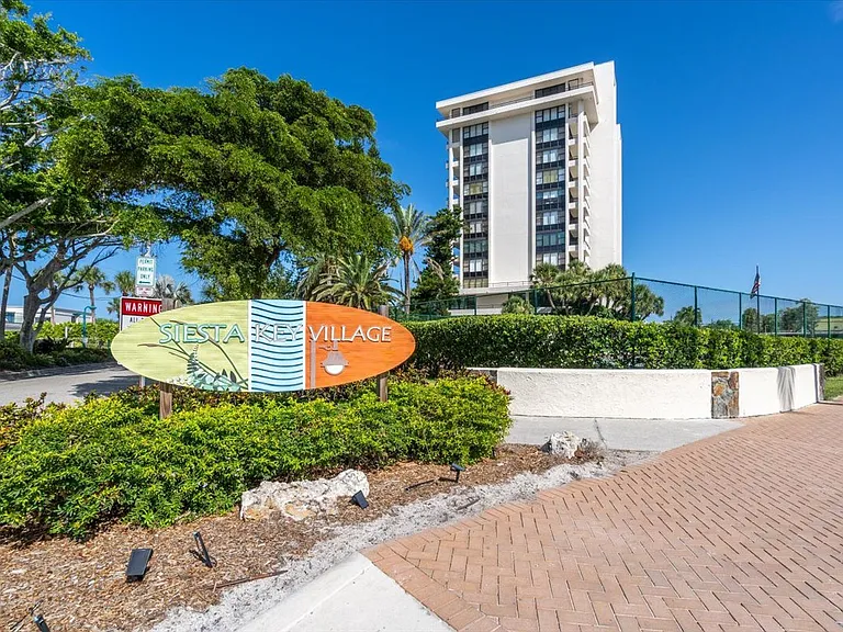 Only minutes away for Siesta Key Village which offers a vibrant night life