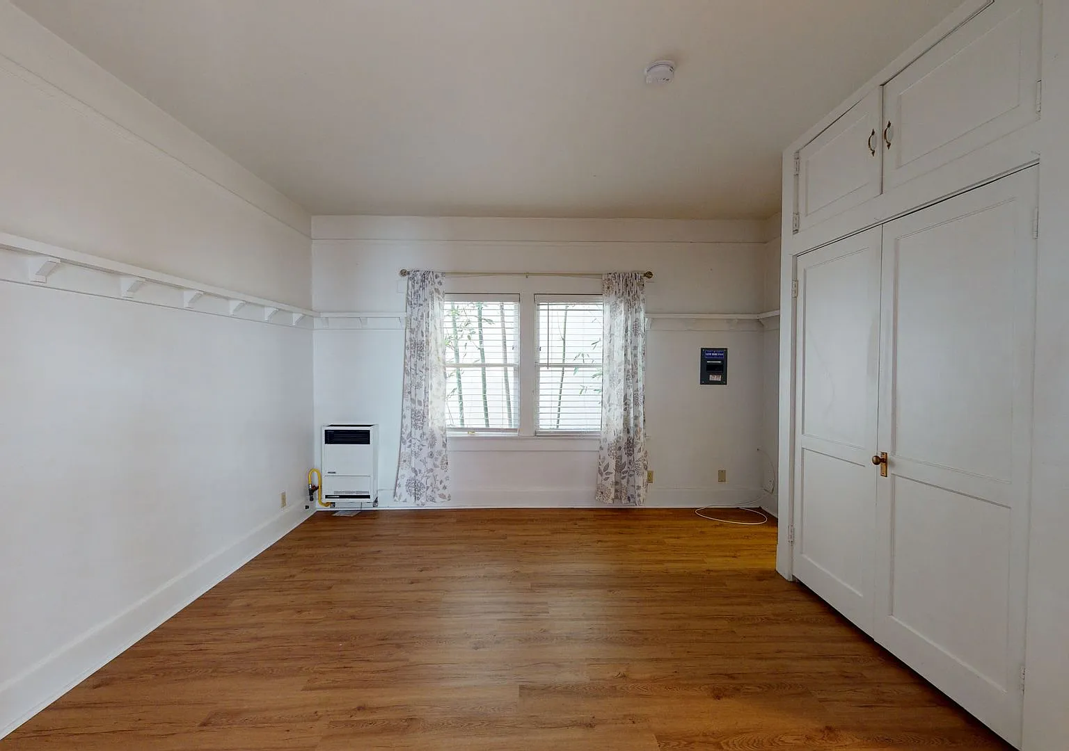 Downstairs Spacious Studio at the Charming Mission Apartments! — Photo 4