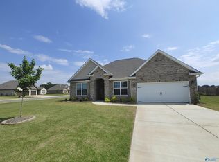 8 Yorkshire Ln, Decatur, AL 35603