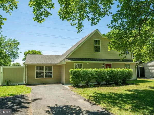 69 New School Ln, Levittown, PA 19054