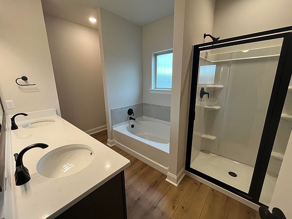 5th image of 245 Adley Ave