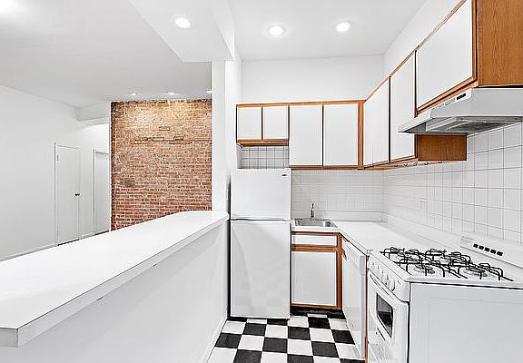 4th image of 1716 2nd Ave APT 5A