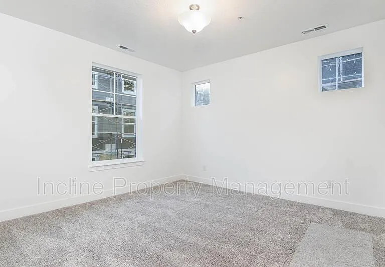 323 W 435 N — Photo 13
