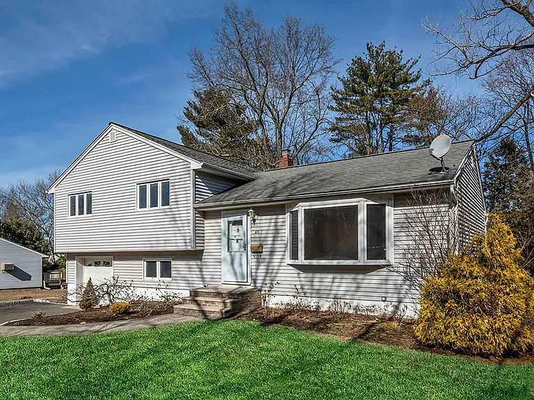 63 Susan Dr — Photo 2