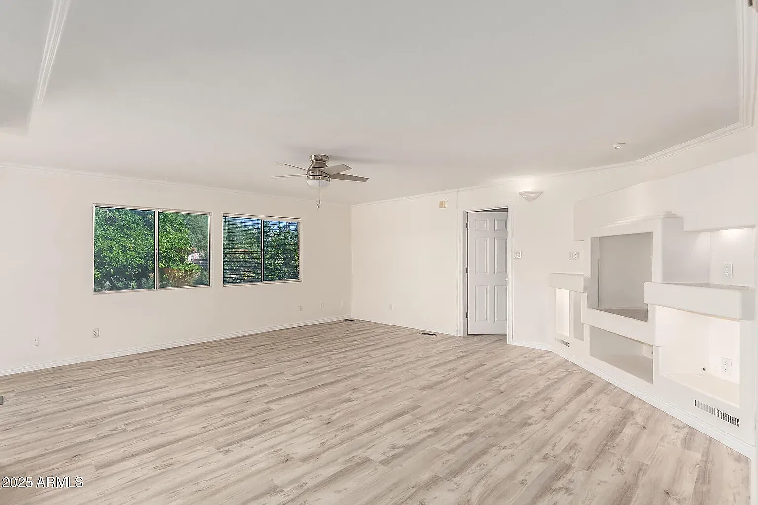 2819 W Louise Dr — Photo 2