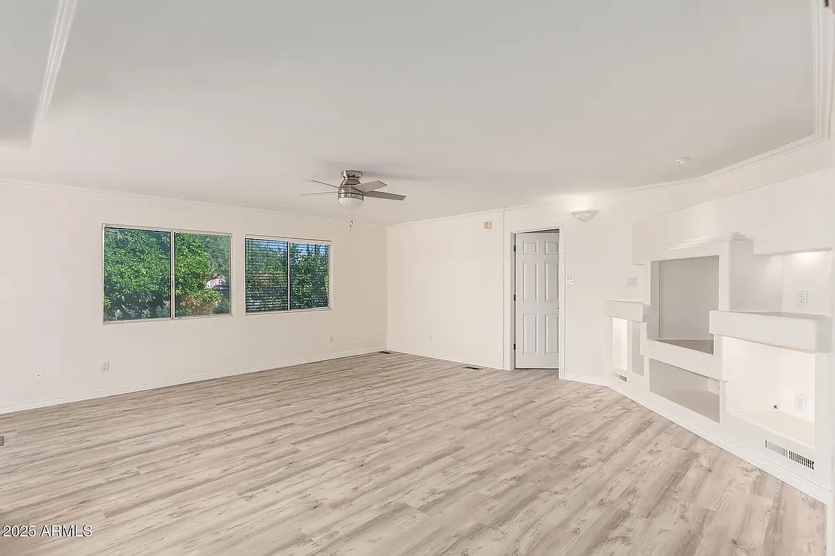 Building Photo - 2819 W Louise Dr #2
