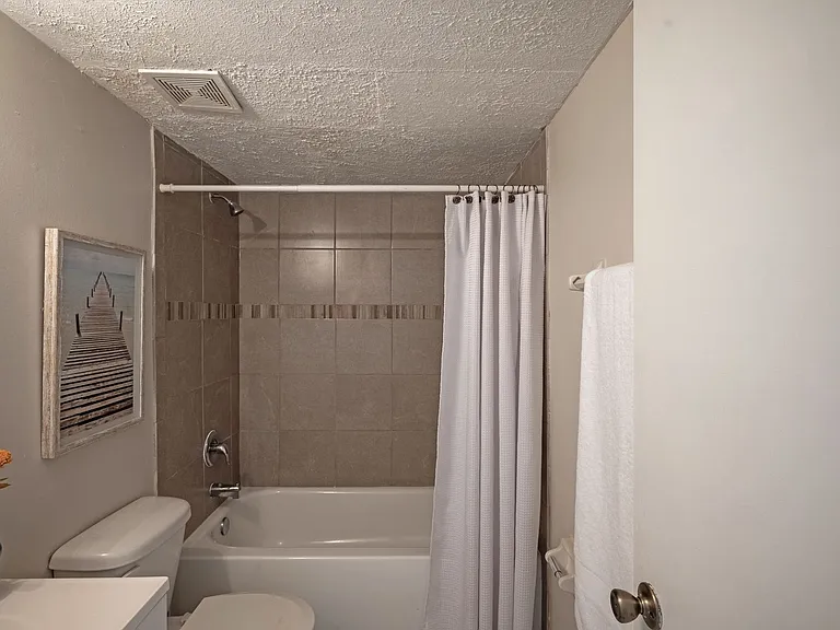 Grand Oaks Apartment — Photo 38