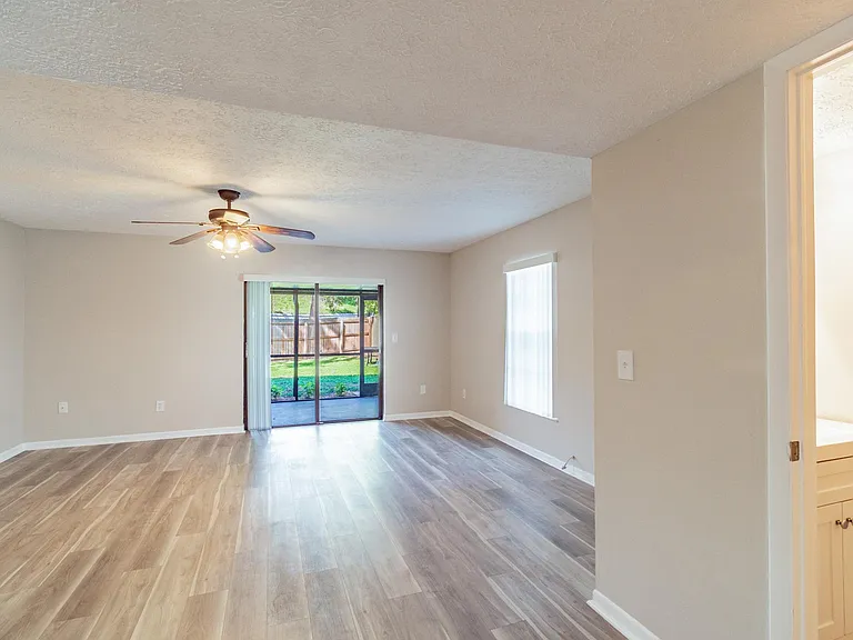 2419 W Stroud Ave #B — Photo 8