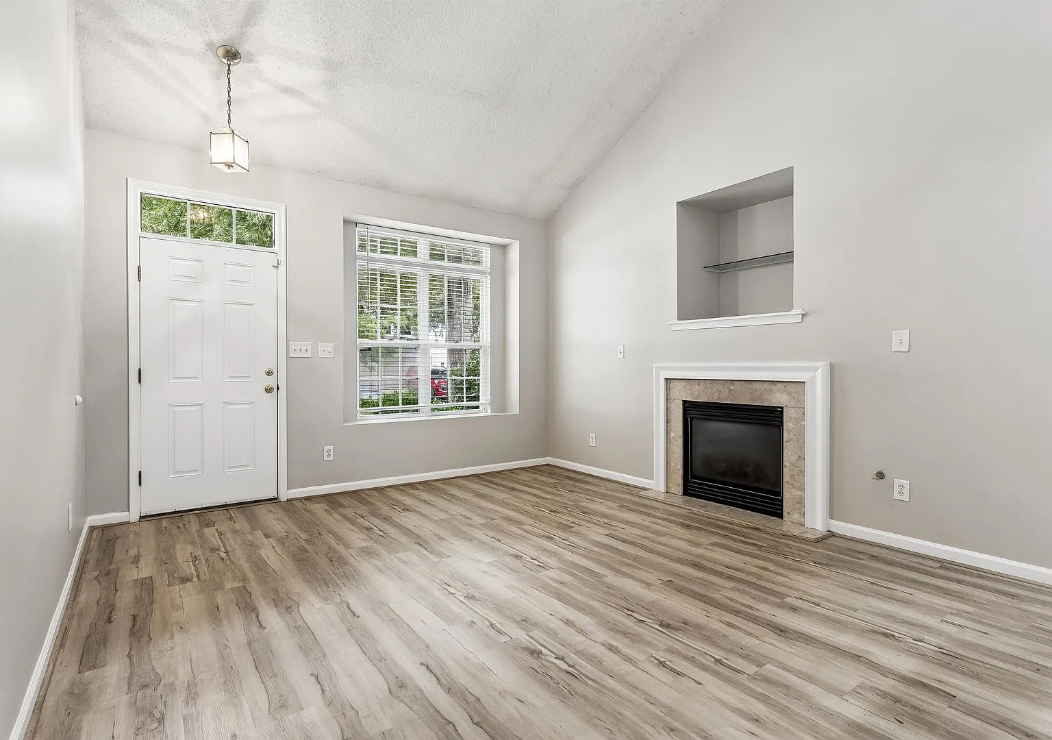 3 BR 3 BA Townhouse — Photo 4