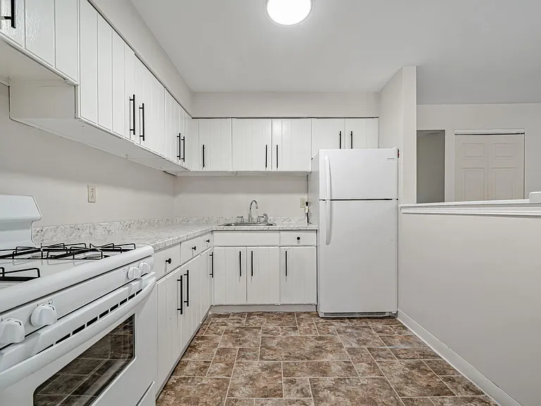 Brooklane Manor Apartments — Photo 45