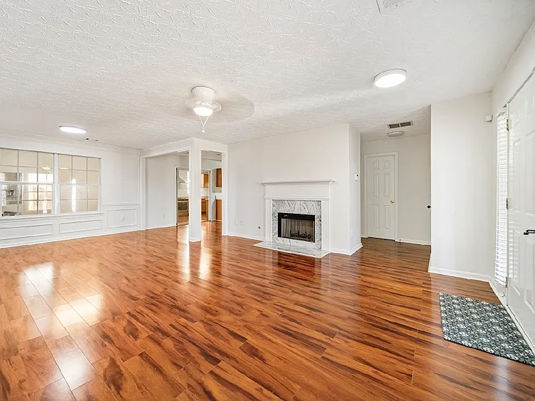 135 Jackson Point Dr — Photo 2