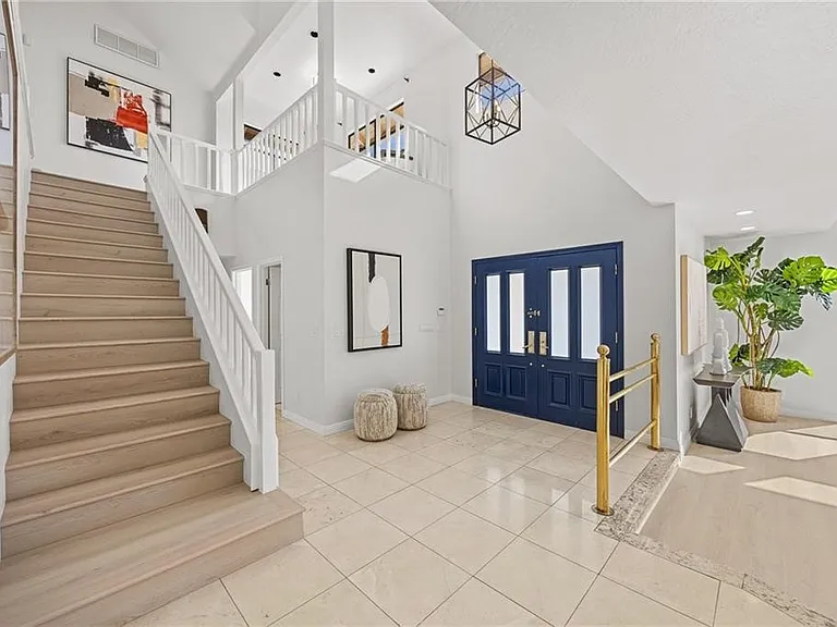673 S Mentor Ave — Photo 2