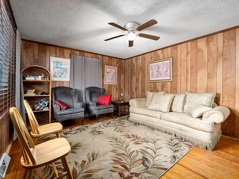 1154 Fiske St — Photo 3