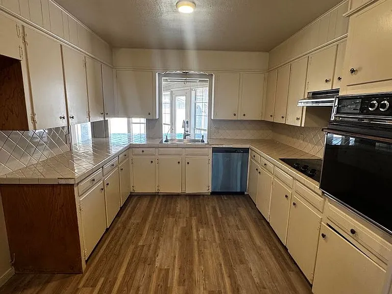 3208 Durant Dr — Photo 9