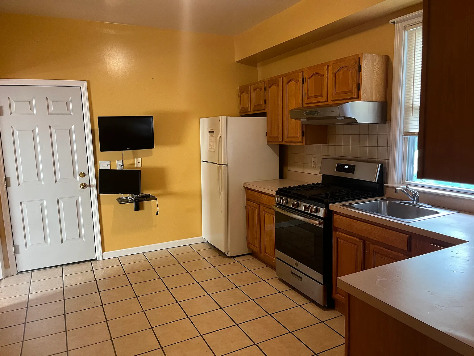 3 bed, 1100 sqft, $3,200 — Photo 3