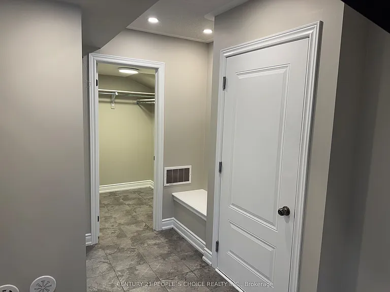 2518 Littlefield Cres — Photo 8