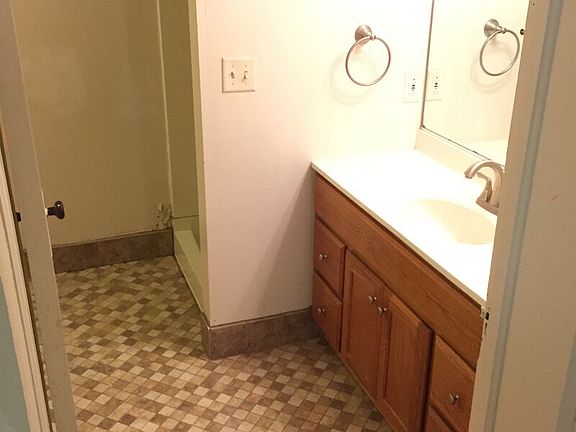 826 Tappan A Bath 2