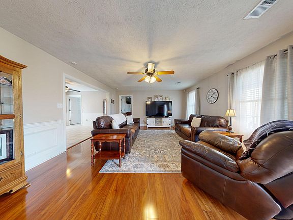 3rd image of 2563 Schoolhouse Hill Rd