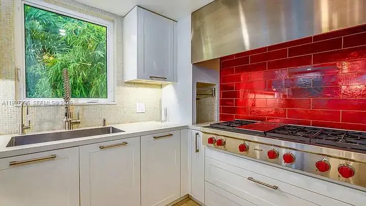 320 Polk St — Photo 9