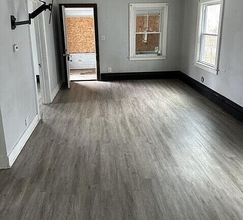 3rd image of 1527 Robertson Ave