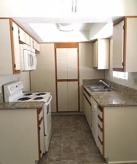 Burbank 300 E. Tujunga - 2-Room Studios — Photo 21