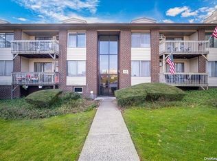331 Country Club Ln, Pomona, NY 10970