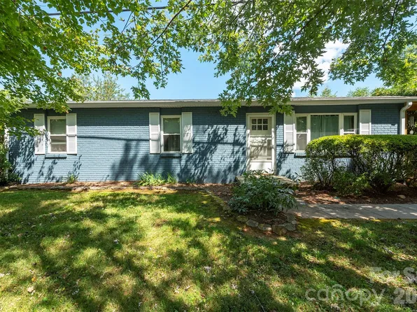 18 Hookers Gap Rd, Candler, NC 28715